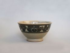 Schale, grün mit Blumendekor (Mokdan)