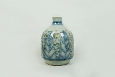 Vase, hellgrün mit blauem Blumendekor