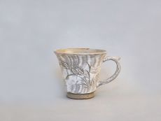 Tasse, hellgrau marmoriert mit Blumendekor