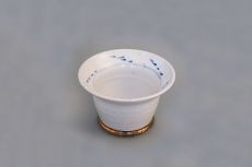 Tasse, weiß mit hellblauem und goldenem Rand