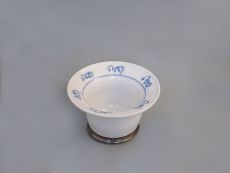 Tasse, weiß mit hellblauem und silbernem Rand
