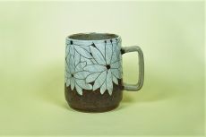 Tasse mit Griff, dunkelbraun mit Blumendekor