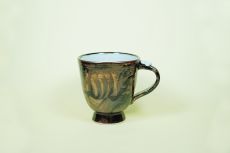 Tasse mit Griff, dunkelbraun, schwarz mit  Blumendekor