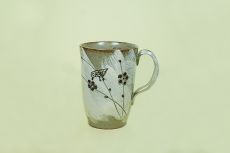 Hohe Tasse, grün, creme mit Spatzendekor