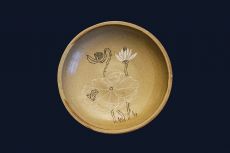 Ceramic plate with flower sculpture, Green