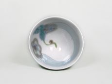 Matcha Schale, Weiss mit Blumendekor.