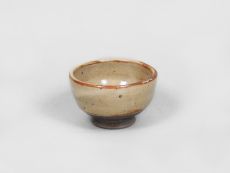 Brauner Rand Tasse auf Beige