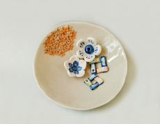 Räucherstäbchenhalter mit hübscher Verzierung