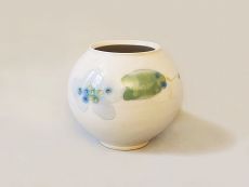 Weiße Vase mit Blumendekor