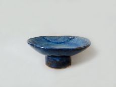 Dunkelblaue Schale mit Fuß