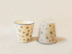 Bunte Punkte weißem cup