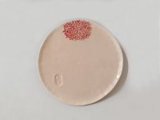 Ein Teller mit Blumendekoration