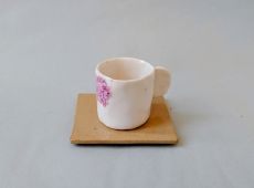 Handgefertigte Espressotasse mit zartem Blütenrelief
