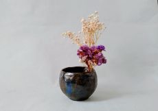 Einzelne Blüten: Handgefertigte Mini‑Keramikvase