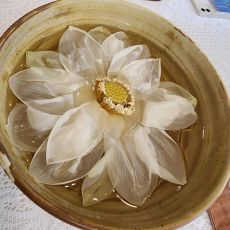 Frisch bereitete Lotusblüte für einen klaren, aromatischen Tee