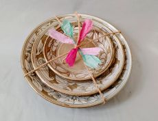 Traditionelles koreanisches Tellerset aus Neuta-Il Keramik mit Pfingstrosenrelief (3-teilig)
