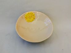 Keramikschale mit gelber Blüte