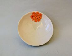 Florale Keramikschale in Cremeweiß mit orangefarbener Blüte