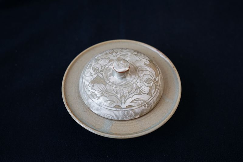 Vintage ceramic ashtray with Lid (s)