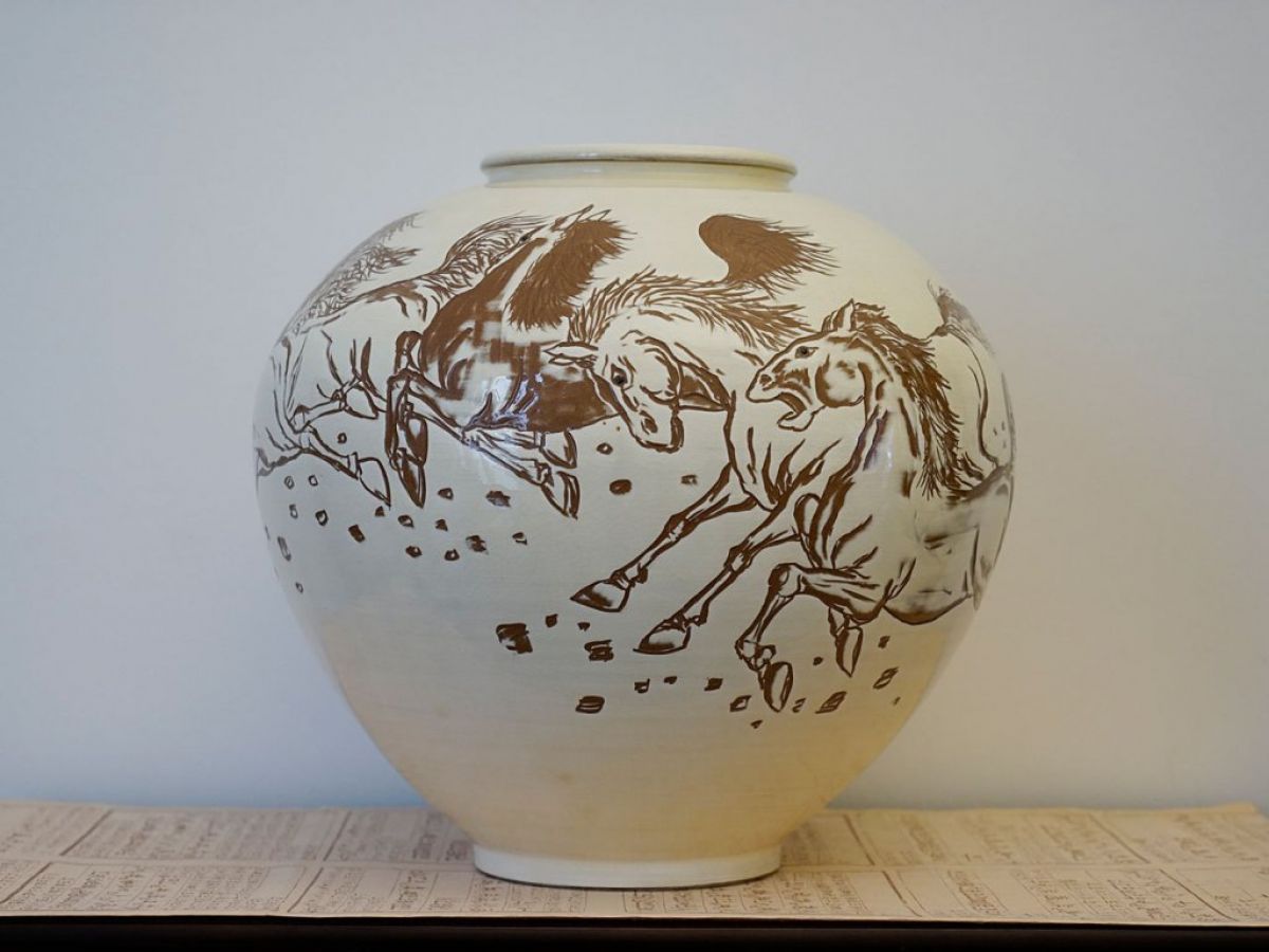 Big ceramic Vase ( eight Horses in the Meadow)