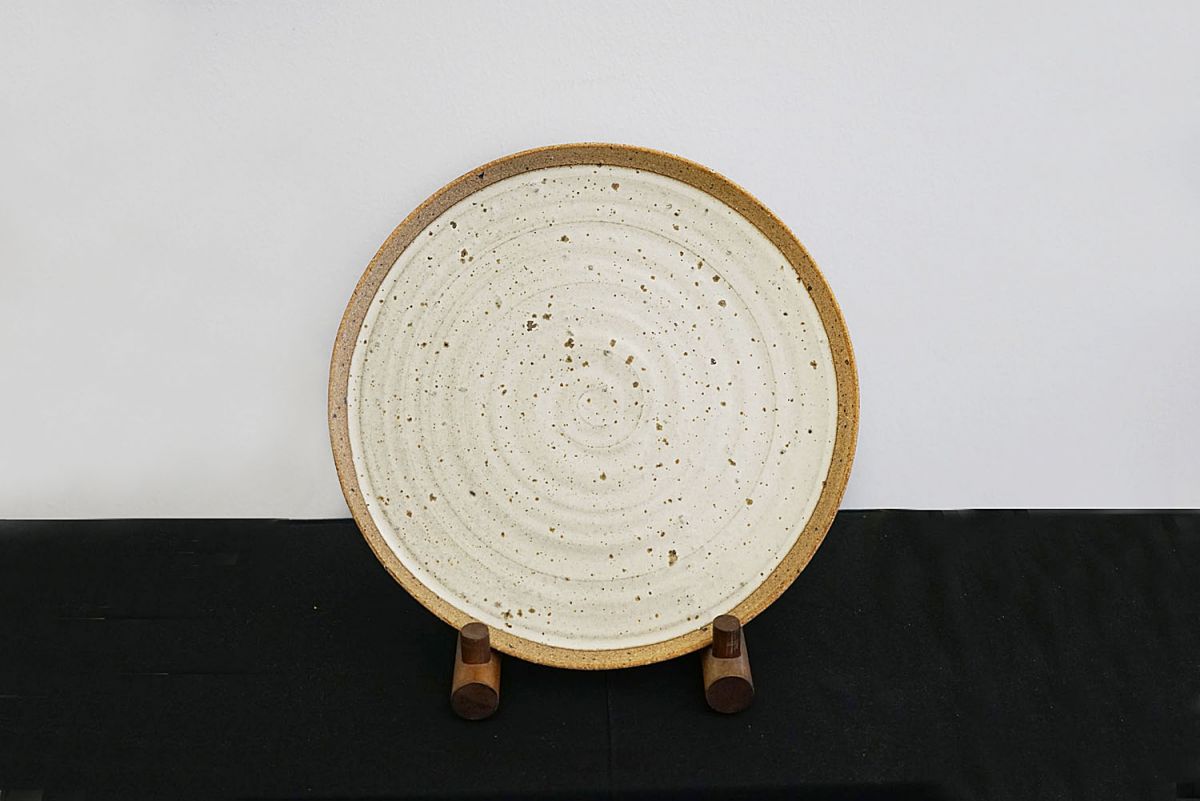 Teller, beige mit braunem Rand