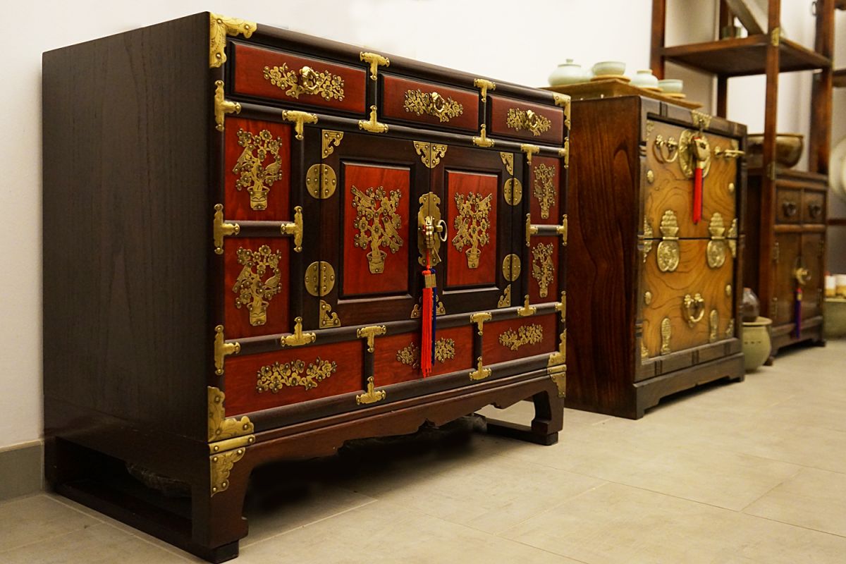 Traditional korean drawers chest with feet