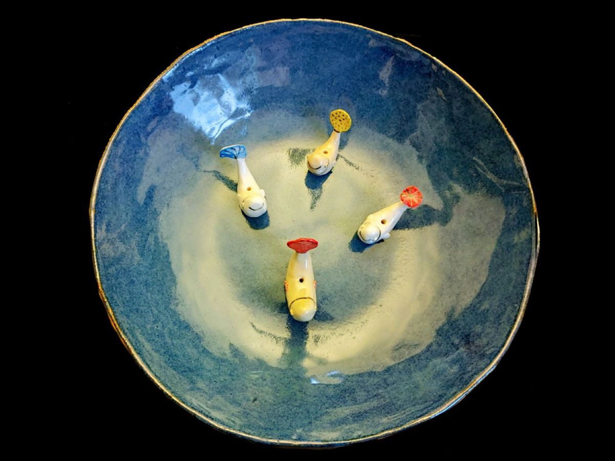 Große dunkelblaue Keramikschüssel