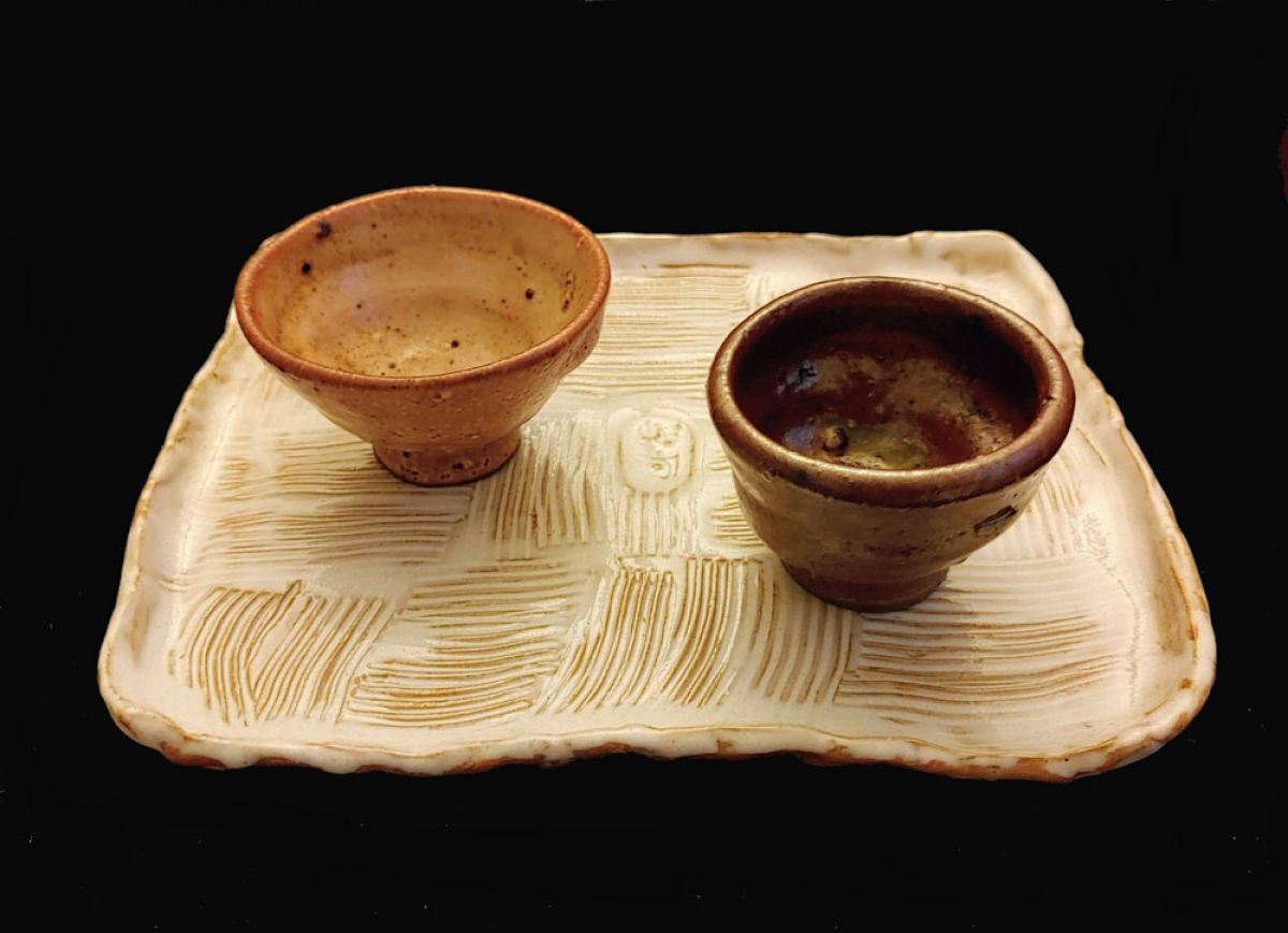 Rechteckiger weißer Teller mit Streifen