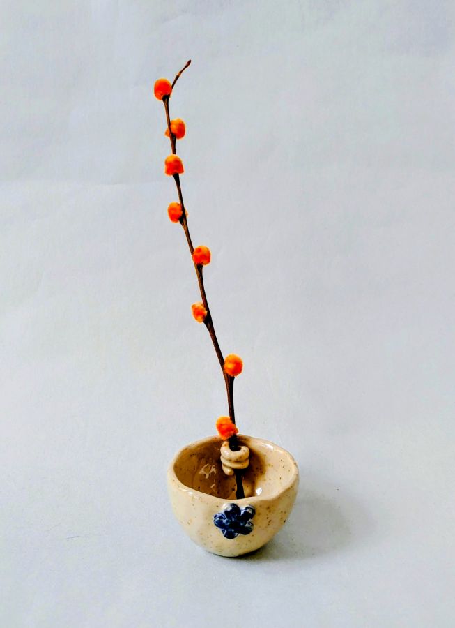 Kleine Keramikvase mit Einzelblüte