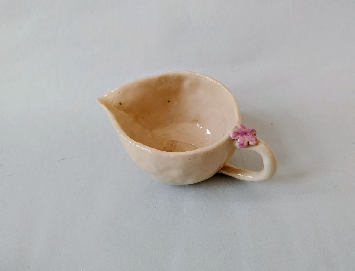 Kleiner Handgefertigter Keramikkrug mit Blumenakzent