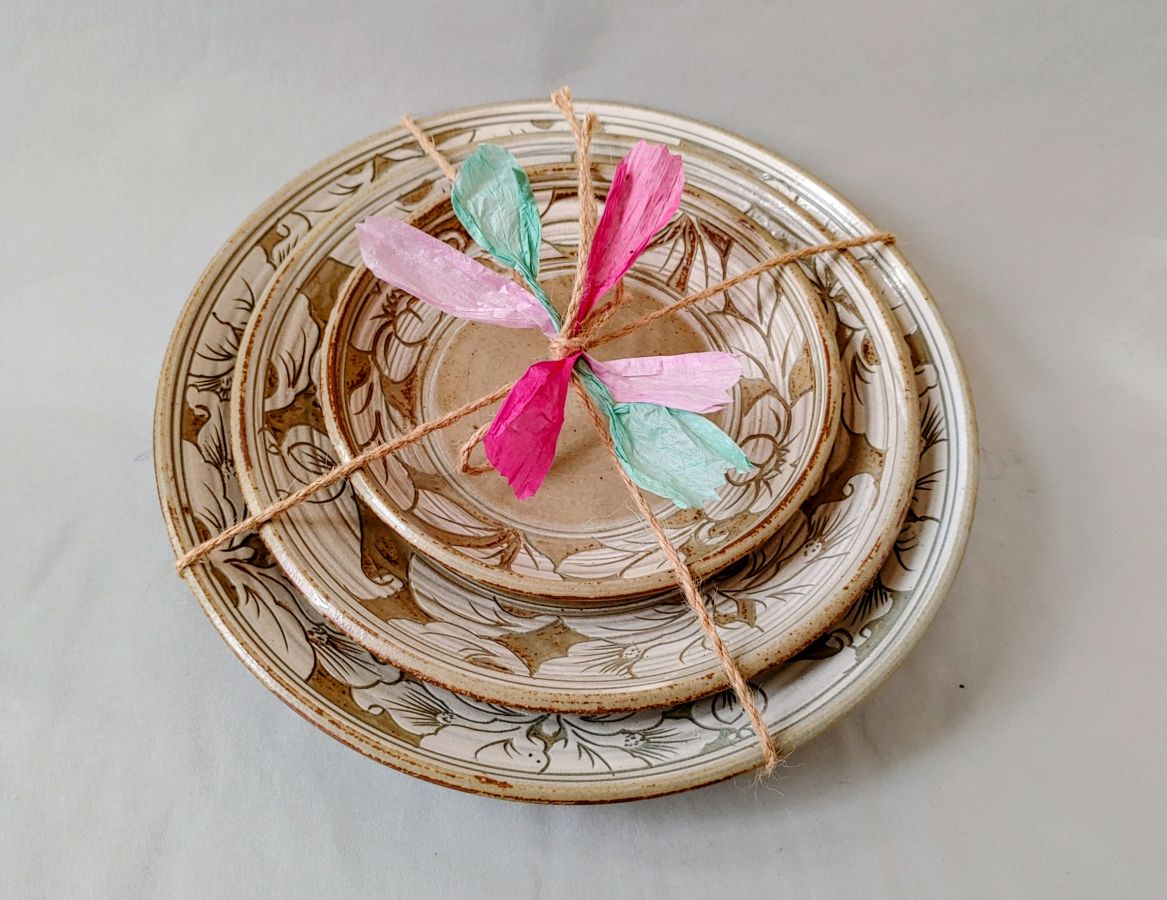 Traditionelles koreanisches Tellerset aus Neuta-Il Keramik mit Pfingstrosenrelief (3-teilig)
