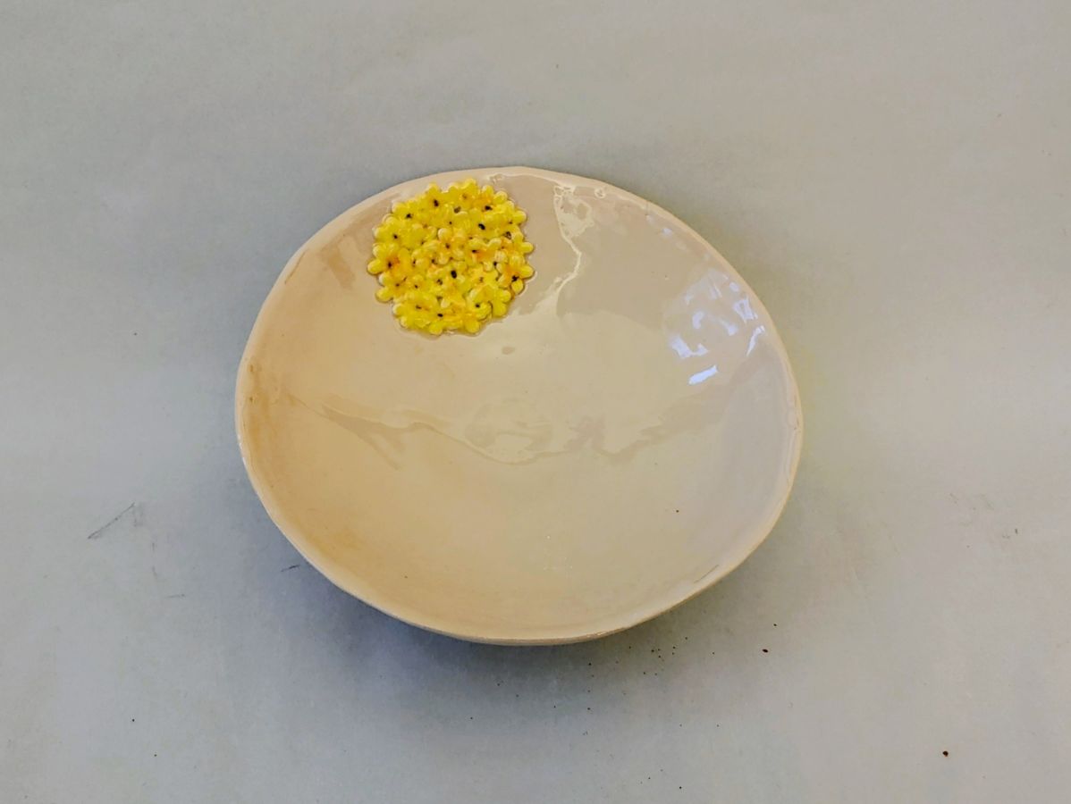Keramikschale mit gelber Blüte