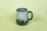 Tasse mit Griff, dunkelgrau mit weißem Blumendekor