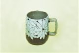 Tasse mit Griff, dunkelbraun mit Blumendekor