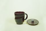 Tasse mit Deckel, aubergine mit Blumendekor