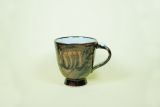 Tasse mit Griff, dunkelbraun, schwarz mit  Blumendekor