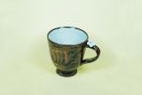 Tasse mit Griff, dunkelbraun, schwarz mit  Blumendekor