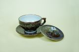Tasse mit Deckel und Griff, bunt