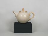 Small Teapot, Beige with Gold deko.