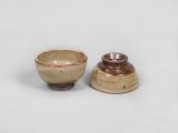 Brauner Rand Tasse auf Beige