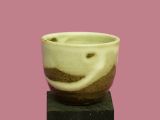 Teetasse mit Wellenmuster
