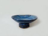 Dunkelblaue Schale mit Fuß