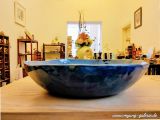 Große dunkelblaue Keramikschüssel