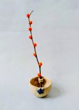 Kleine Keramikvase mit Einzelblüte