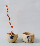 Kleine Keramikvase mit Einzelblüte