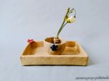 Kleine Keramikvase mit Einzelblüte