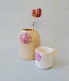 Handgefertigte Espressotasse mit zartem Blütenrelief
