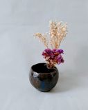 Einzelne Blüten: Handgefertigte Mini‑Keramikvase