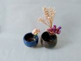 Einzelne Blüten: Handgefertigte Mini‑Keramikvase
