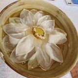 Frisch bereitete Lotusblüte für einen klaren, aromatischen Tee